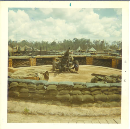 Gela_1969_-_105_mm_howitzer_and_parapit_fs