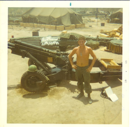 Gela_1969_-_105_mm_howitzer_parapit_fs