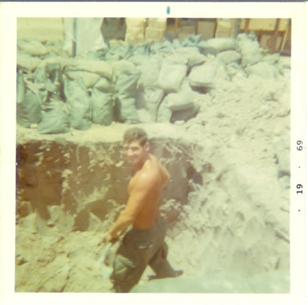 Gela_1969_-_Digging_bunker_fs