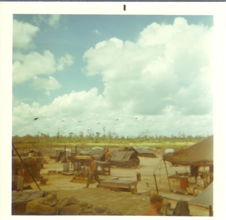 Gela_1969_-_Hilicopter_formation_coming_into_FSB_fs