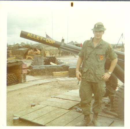 Gela_1969_Mercer_in_front_of_Alley_Oop_gun_fs