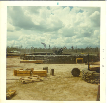 Gela_June_27,_1969_-__155_howitzer_rebuilt_after_May_12_attack_fs