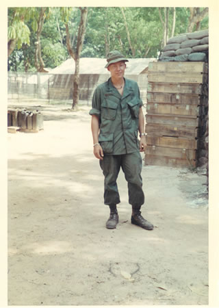 Lai_Khe_1969-70_-_One_of_the_guys_that_worked_in_the_TOC_fs